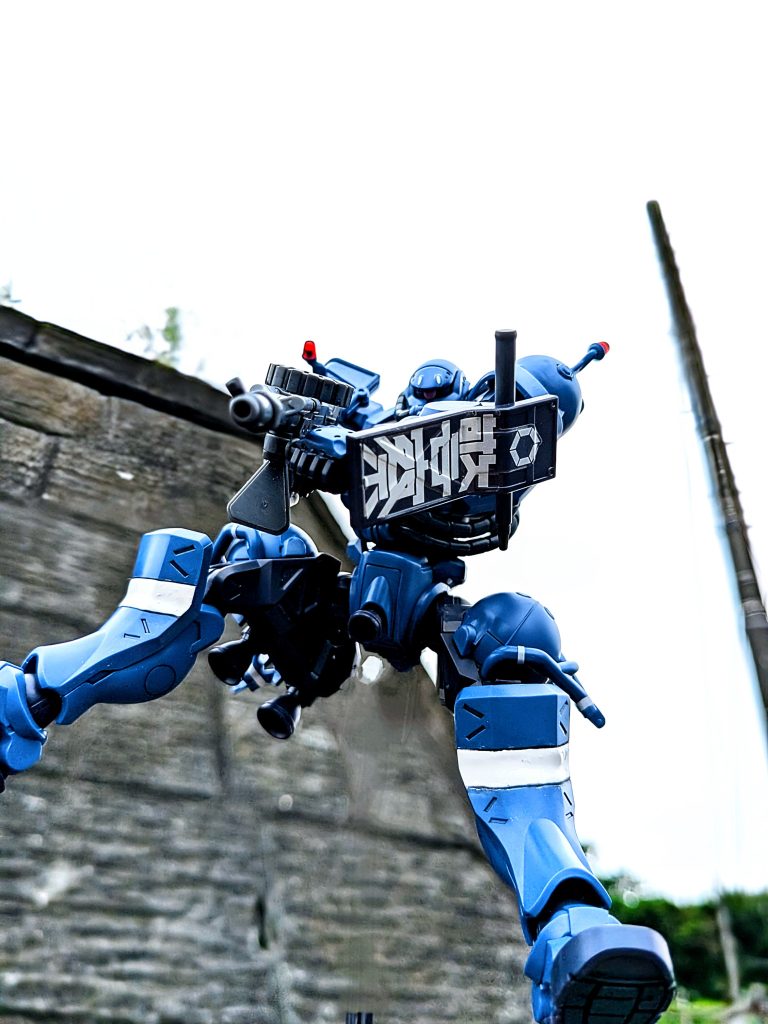 一応二の腕とスネの白いラインは塗装していますがすごくヘタクソなので気にしないでください(zaku-kao4)