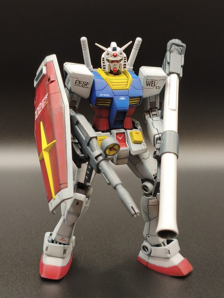 汚した訳では無いのですが、勝手に汚れてたグラデーション塗装です。オデコの角のポッチ（？）が塗装中に雲隠れしてしまい、とりあえずエナメルの赤色を塗って誤魔化しました。笑