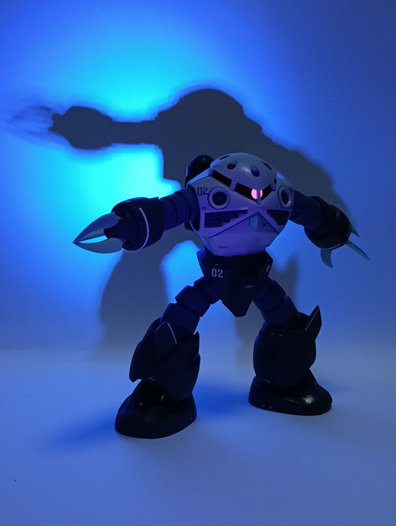 モノアイは蛍光ピンクで塗装しているので、UVライトで発光します!最後まで見ていただき、ありがとうございます🐱