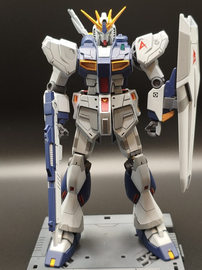 写真撮る前にツノが折れてしまい接着剤でとりあえず貼りました…前作に続きオデコ当たりが鬼門の様です…また水転写デカールを貼るのにマークセッターを使ったら塗装が溶けてしまいました。 (どうやら水性塗料には水で薄めてから使うようです。)