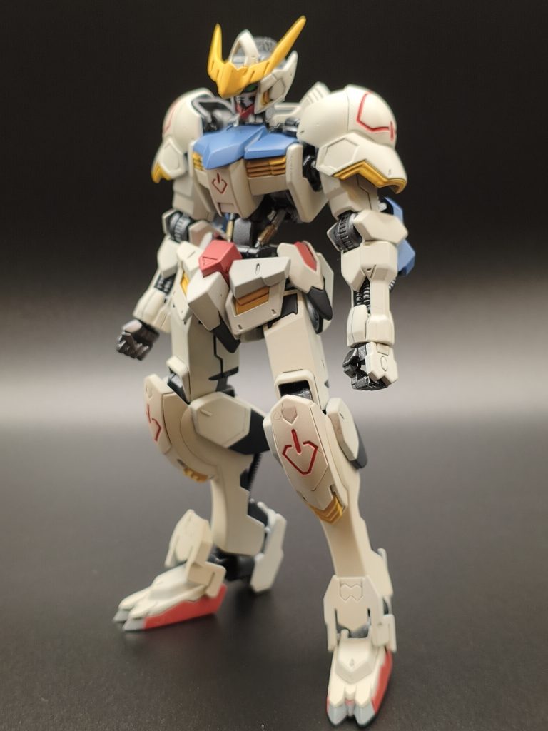 ウェザリング前。ガンダム系の青っぽい白色で塗装したら少しイメージが違ったので、少し黄色を入れたオフホワイトにしました。どこかで聞いた、「白って200色あんねん」は伊達じゃ無かったです。ついでに青、赤、黄色も色褪せた感じで調色しました。