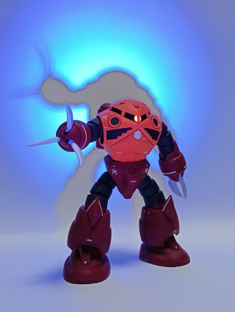 モノアイはUVライトで発光します。