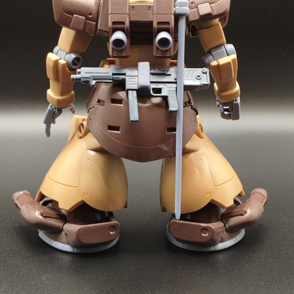 まずは素組みまで。合わせ目消し、胴体下部と腕関節の後ハメ加工、面出しを組み立てながら行いました。古いキットらしく、ほとんどのパーツがモナカ合わせで合わせ目が出ます。無心でヤスリがけするの割と楽しいです笑ちょこちょこ作業してここまで2週間。ここからディテールアップしたいのと、肩アーマーの隙間にダボが丸見えになるのが気になるので何とかしたい所です。モノアイ部分はくり抜くのでバッテン印です✘（3枚目）