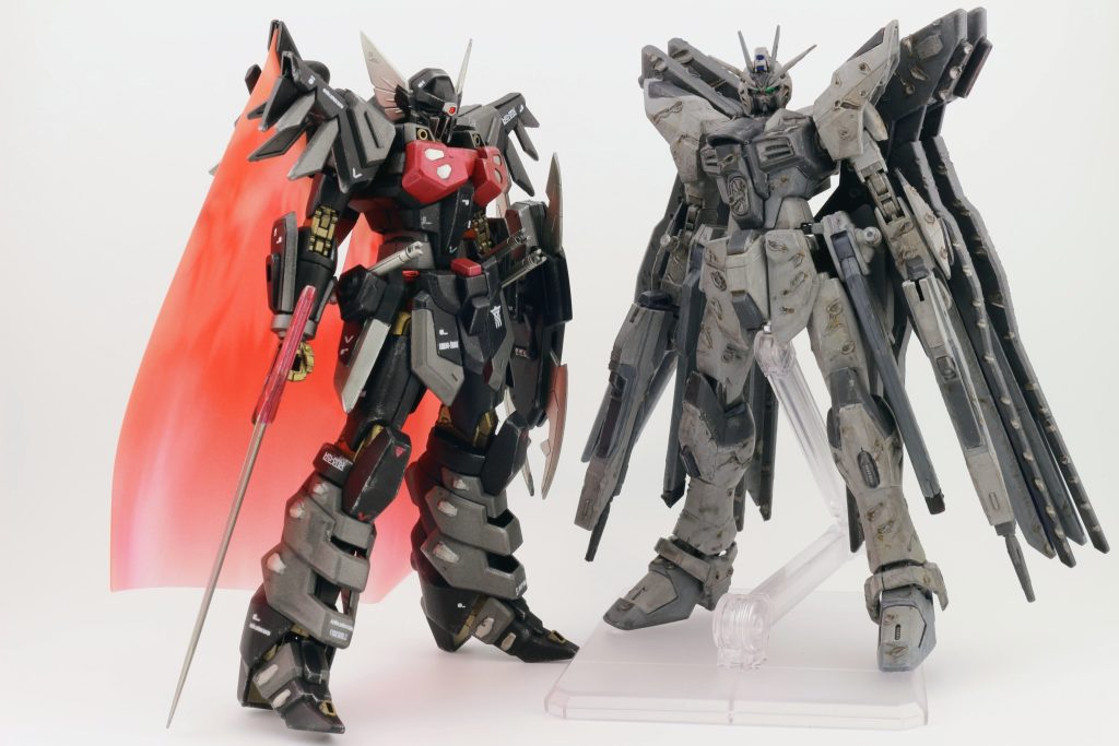 ブラックナイトコードシバのキレイ目塗装とストライクフリーダムのダメージ塗装。両極端ですが両方とも楽しく作れたキットでした