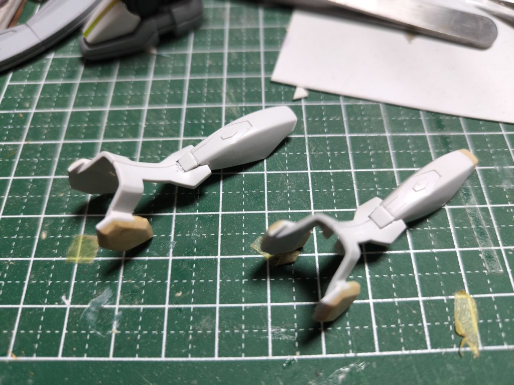 アンクルガードと膝辺りをすこしパテで延長