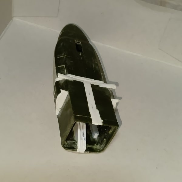 旧キットザンジバルをリリーマルレーン風にしたくて、後部をぶった切り、縦横4ミリ割増エポキシパテを盛ったものの何か違うブリッジは2連にしましたが、もっと丸っこいかもザンジバルⅡは両脇下にカタパルトを装備してるためエンガワがあるのですねどうしようか悩み中完成しないような気がしますエポキシパテをよく混ぜたはずなのにダマができるのは古いからなのか（2枚目）