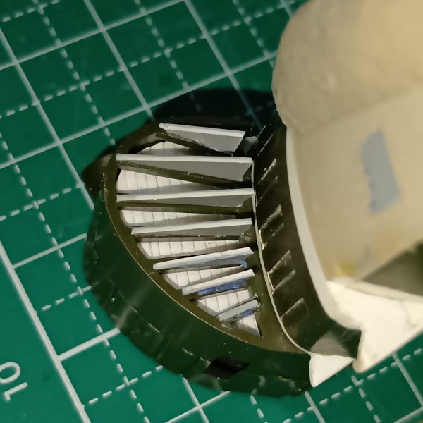 Mr.造形用超軽量タイプというエポキシパテをガンプラに復帰した1年くらい前に買い、少し使って放置していたものを使っていますが、白いほうがいくら混ぜてもダマができてしまい取り除きながら作っていますサランラップで包んでいましたが、サランラップが変色してボロボロになっていました開けたら１年も持たないんでしょうか？何か設定画とは違う形になってしまいましたが、私の腕では限界です自分の技術的な問題で形がアレンジされていくのもまた楽しみかと思う今日この頃(^_^;)（3枚目）