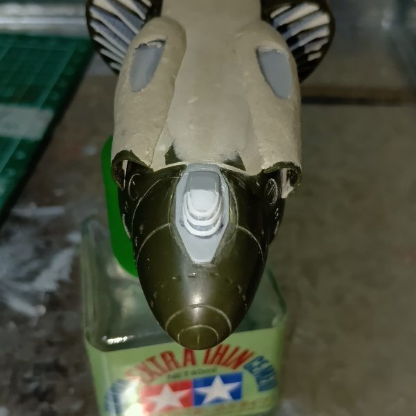 Mr.造形用超軽量タイプというエポキシパテをガンプラに復帰した1年くらい前に買い、少し使って放置していたものを使っていますが、白いほうがいくら混ぜてもダマができてしまい取り除きながら作っていますサランラップで包んでいましたが、サランラップが変色してボロボロになっていました開けたら１年も持たないんでしょうか？何か設定画とは違う形になってしまいましたが、私の腕では限界です自分の技術的な問題で形がアレンジされていくのもまた楽しみかと思う今日この頃(^_^;)（2枚目）