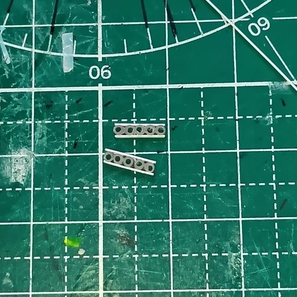 1ミリの真鍮パイプで砲塔にチャレンジしましたが、長さや穴開けの角度が合わず、思ったようになりませんでした主砲だけ余っていたハイキューパーツのメタルパーツにしましたが、めちゃ短くSDみたい磁石で接続してるので、いつかデカいのに変えたいです一応、リリーマルレーンのつもりで作製してまして、故あって後部ハッチも開くようにヒンジを作製してますサイドの丸モールドは2ミリでも大きかったので、1ミリランナー？に0.8ミリの穴を開け、気合と根性で作りましたが、なんか違うものに（5枚目）