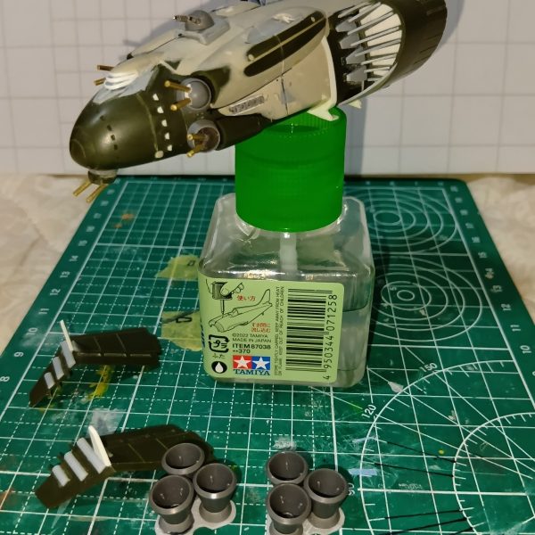 1ミリの真鍮パイプで砲塔にチャレンジしましたが、長さや穴開けの角度が合わず、思ったようになりませんでした主砲だけ余っていたハイキューパーツのメタルパーツにしましたが、めちゃ短くSDみたい磁石で接続してるので、いつかデカいのに変えたいです一応、リリーマルレーンのつもりで作製してまして、故あって後部ハッチも開くようにヒンジを作製してますサイドの丸モールドは2ミリでも大きかったので、1ミリランナー？に0.8ミリの穴を開け、気合と根性で作りましたが、なんか違うものに（4枚目）