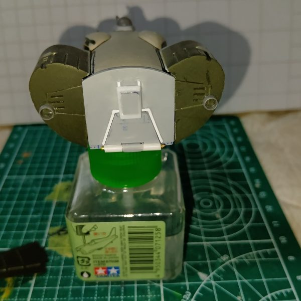 1ミリの真鍮パイプで砲塔にチャレンジしましたが、長さや穴開けの角度が合わず、思ったようになりませんでした主砲だけ余っていたハイキューパーツのメタルパーツにしましたが、めちゃ短くSDみたい磁石で接続してるので、いつかデカいのに変えたいです一応、リリーマルレーンのつもりで作製してまして、故あって後部ハッチも開くようにヒンジを作製してますサイドの丸モールドは2ミリでも大きかったので、1ミリランナー？に0.8ミリの穴を開け、気合と根性で作りましたが、なんか違うものに（3枚目）