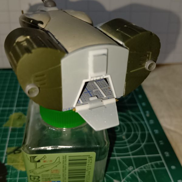 1ミリの真鍮パイプで砲塔にチャレンジしましたが、長さや穴開けの角度が合わず、思ったようになりませんでした主砲だけ余っていたハイキューパーツのメタルパーツにしましたが、めちゃ短くSDみたい磁石で接続してるので、いつかデカいのに変えたいです一応、リリーマルレーンのつもりで作製してまして、故あって後部ハッチも開くようにヒンジを作製してますサイドの丸モールドは2ミリでも大きかったので、1ミリランナー？に0.8ミリの穴を開け、気合と根性で作りましたが、なんか違うものに（2枚目）