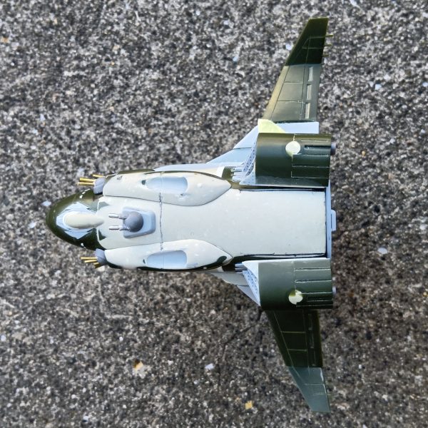 私は図面等は引かず、全て持っているプラ版やプラ棒、プラパイプの厚みやサイズにより、現物合わせで作っています今回、設定画を見た後、イメージ(自分は昔からコウモリっぽいと思っていた)だけで下部をボリュームアップし、羽も自分に出来る加工をして全体を仮組みしたところ、あきらかに羽が長過ぎたし、デザインもなんか違うでも今から直すと私の技術ではラインを合わせるのはキツイ、自分では雰囲気だけはリリーぽいかなと思うのでこのままにするか悩み中（2枚目）