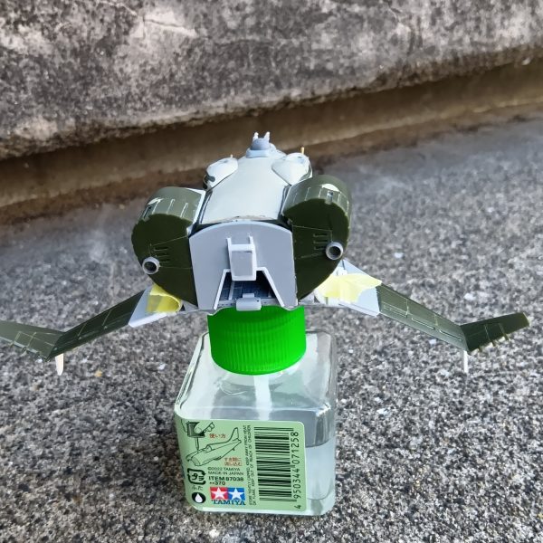 私は図面等は引かず、全て持っているプラ版やプラ棒、プラパイプの厚みやサイズにより、現物合わせで作っています今回、設定画を見た後、イメージ(自分は昔からコウモリっぽいと思っていた)だけで下部をボリュームアップし、羽も自分に出来る加工をして全体を仮組みしたところ、あきらかに羽が長過ぎたし、デザインもなんか違うでも今から直すと私の技術ではラインを合わせるのはキツイ、自分では雰囲気だけはリリーぽいかなと思うのでこのままにするか悩み中（5枚目）