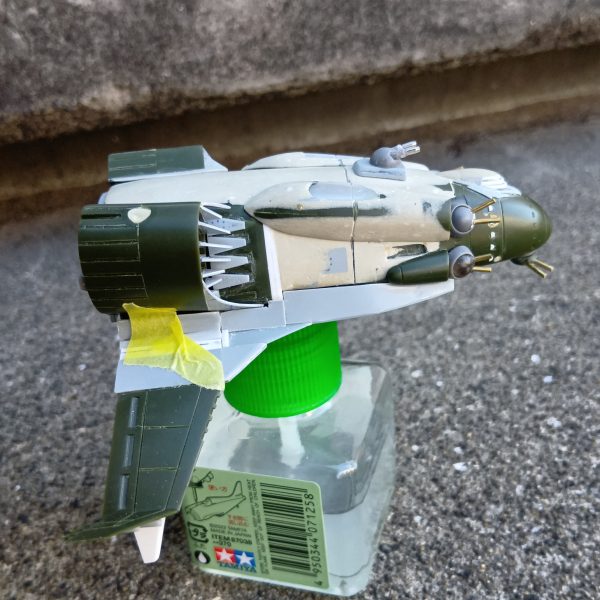 私は図面等は引かず、全て持っているプラ版やプラ棒、プラパイプの厚みやサイズにより、現物合わせで作っています今回、設定画を見た後、イメージ(自分は昔からコウモリっぽいと思っていた)だけで下部をボリュームアップし、羽も自分に出来る加工をして全体を仮組みしたところ、あきらかに羽が長過ぎたし、デザインもなんか違うでも今から直すと私の技術ではラインを合わせるのはキツイ、自分では雰囲気だけはリリーぽいかなと思うのでこのままにするか悩み中（3枚目）