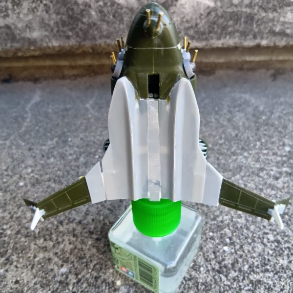 私は図面等は引かず、全て持っているプラ版やプラ棒、プラパイプの厚みやサイズにより、現物合わせで作っています今回、設定画を見た後、イメージ(自分は昔からコウモリっぽいと思っていた)だけで下部をボリュームアップし、羽も自分に出来る加工をして全体を仮組みしたところ、あきらかに羽が長過ぎたし、デザインもなんか違うでも今から直すと私の技術ではラインを合わせるのはキツイ、自分では雰囲気だけはリリーぽいかなと思うのでこのままにするか悩み中（4枚目）