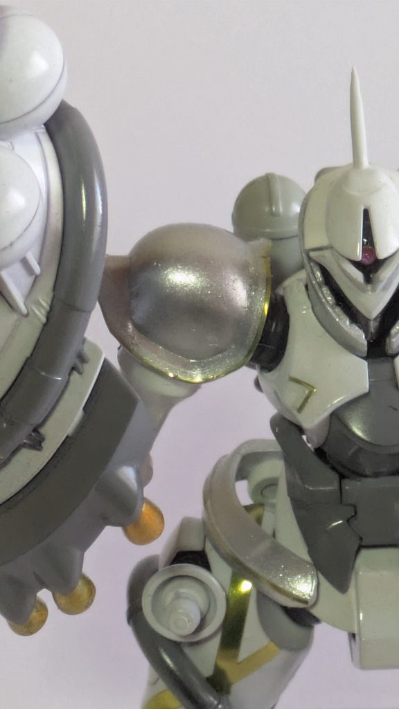 肩のアーマー、腰サイドのカバーは、シャインシルバーで塗装。