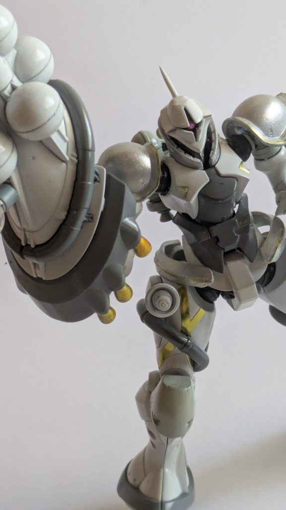 ハクジのスラスタは、イエローゴールドで塗装。