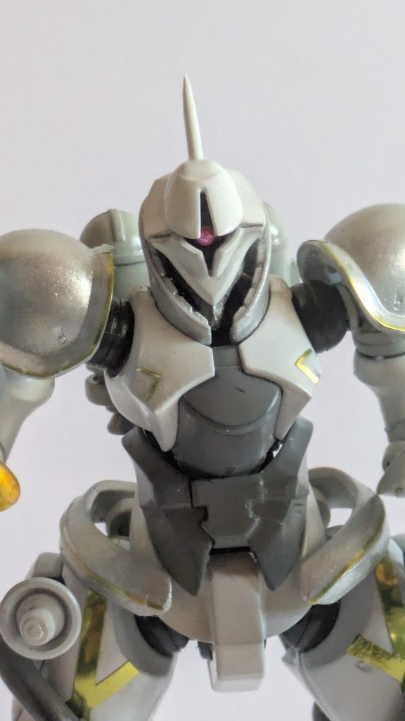 頭頂部のアンテナ?ブレード?は、先端を削ってシャープ化、頭部ヘッド装甲を削ってモノアイスリッドの幅を広げました。モノアイは、HiQパーツのレドームを使用。襟部は、シャインシルバーで塗装