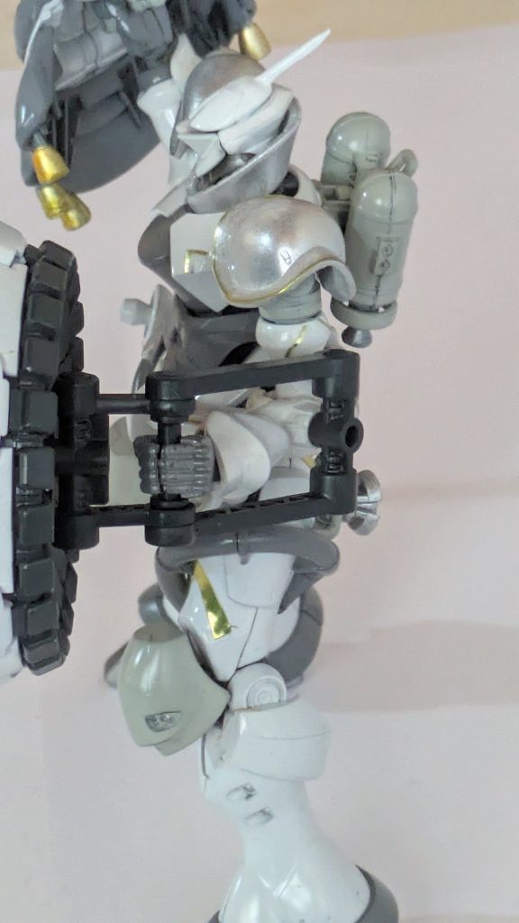 ハンドパーツは、濃いめのグレー、シールドアタッチメントは、ネイビーブルー。