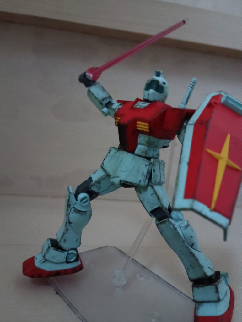 無くしてしまったのでジムのではないですが、ビームサーベルも持たせてみました！（背中のサーベルグリップは、接着してしまったので、取れません…）