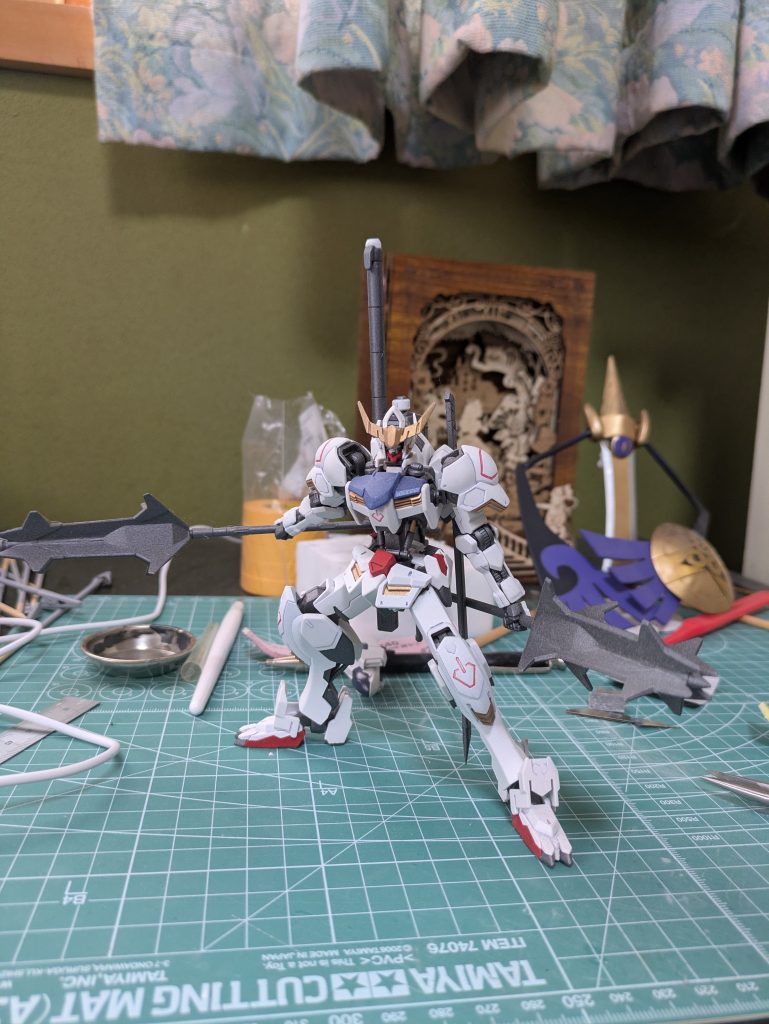 まずは第4形態。フレームと武装は全塗装、装甲は部分塗装からのトップコートで仕上げています。