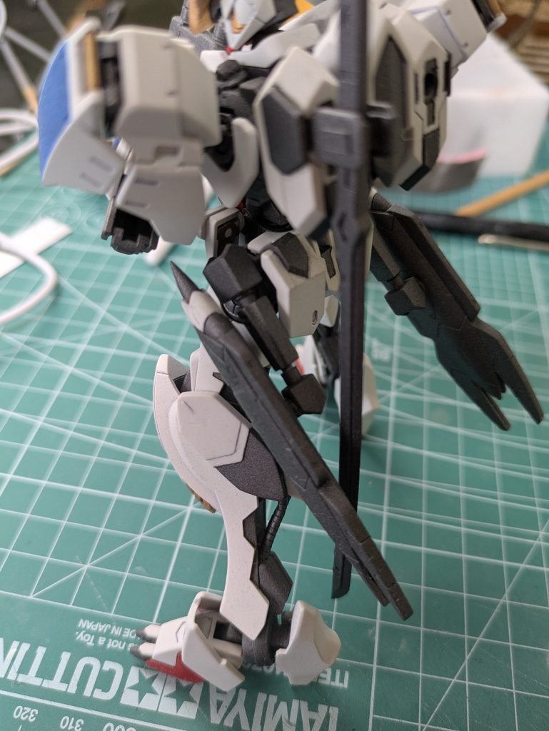 腰部スラスターは差し替え無しで可動出来るように改造してます。