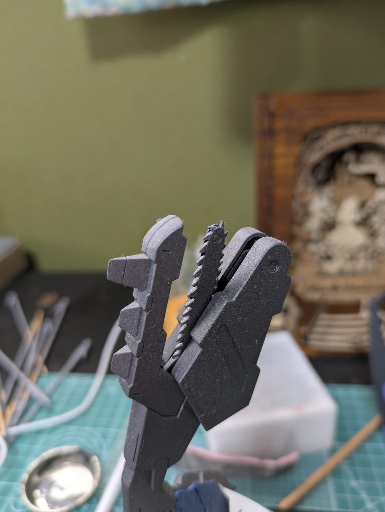 レンチメイスは口を開くとチェンソーが連動して飛び出す様に改造してます。差し替えパーツは極力減らしたいんですよね、保管場所に困るし。