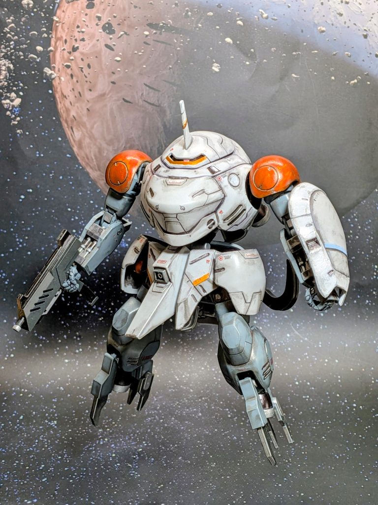 モンキーロディ(598機)の素立ち基本シールはあまり好きじゃないので、可能なら塗装で色分けしてますが、シールドだけ色分けするのを忘れて貼りました\(^o^)/