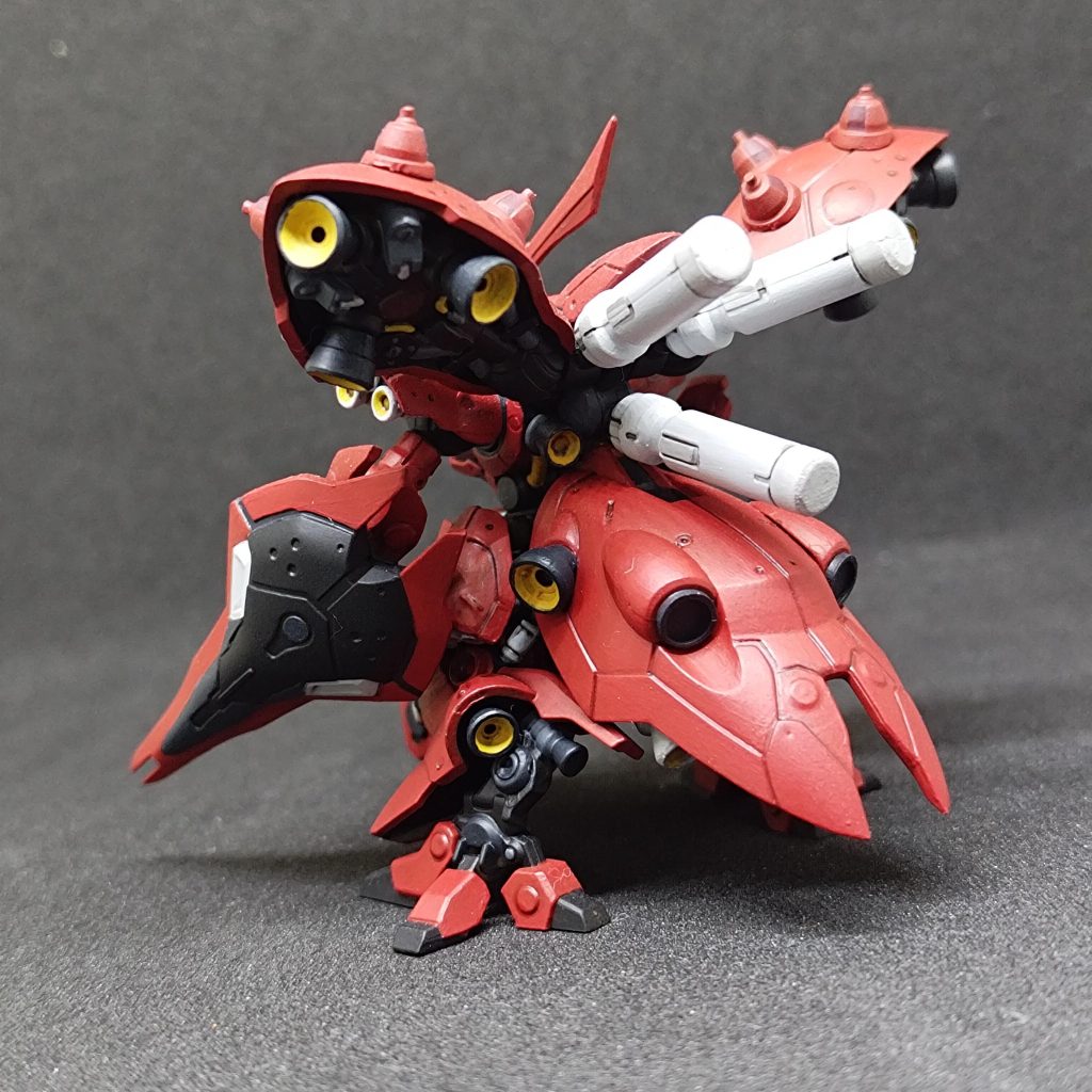 バックショットバーニアが密集していてかっこいいですよね。プロペラントタンクもいい感じです。ちょっと撮影時に光を当てすぎちゃって細部の色が飛んでますね。