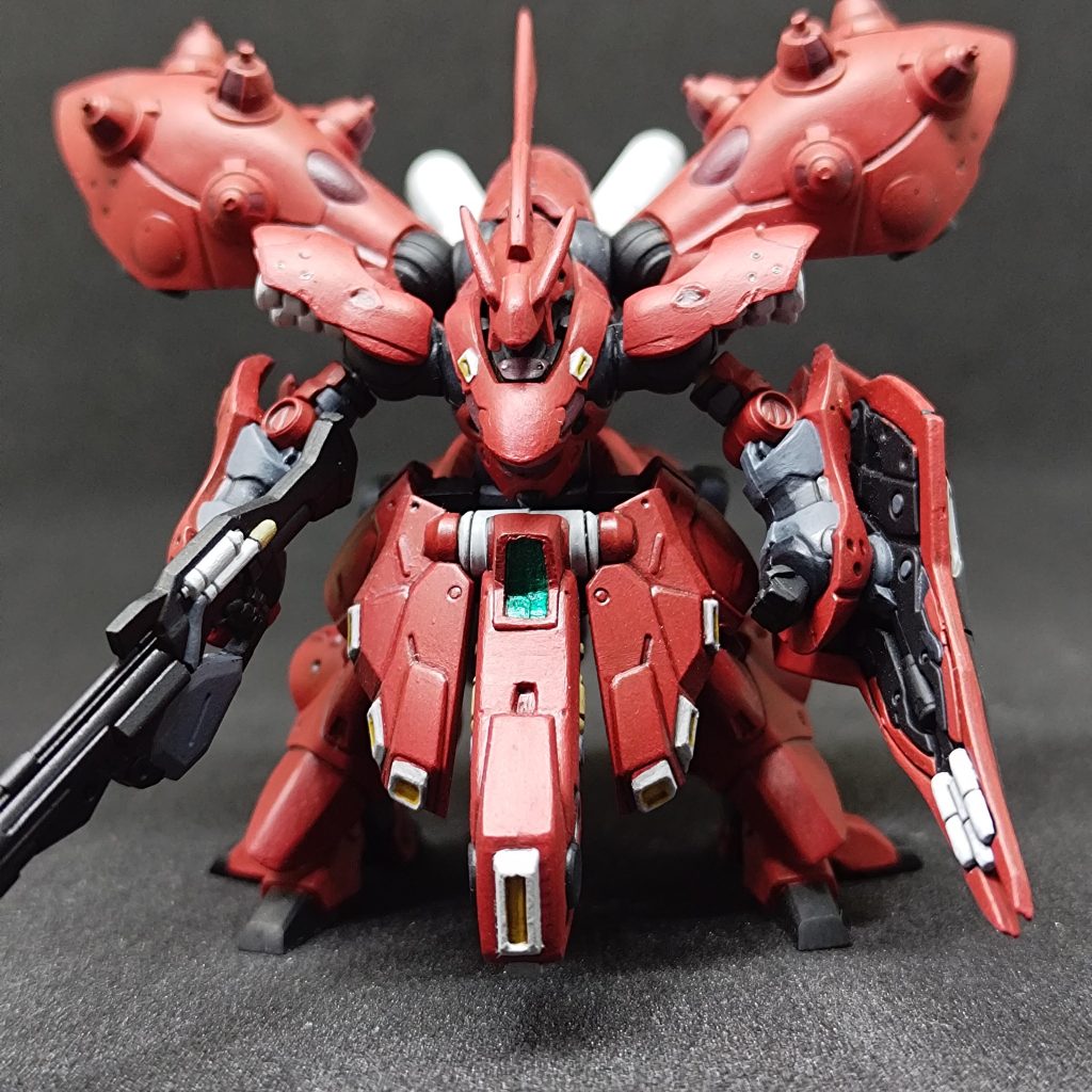 正面からも。ボディがモナカなのでまっすぐ縦に合わせ目ができちゃうので流石に合わせ目消しはしています。ただ腰のセンサーっぽいところがうまく削れずがたがたになってしまいました。