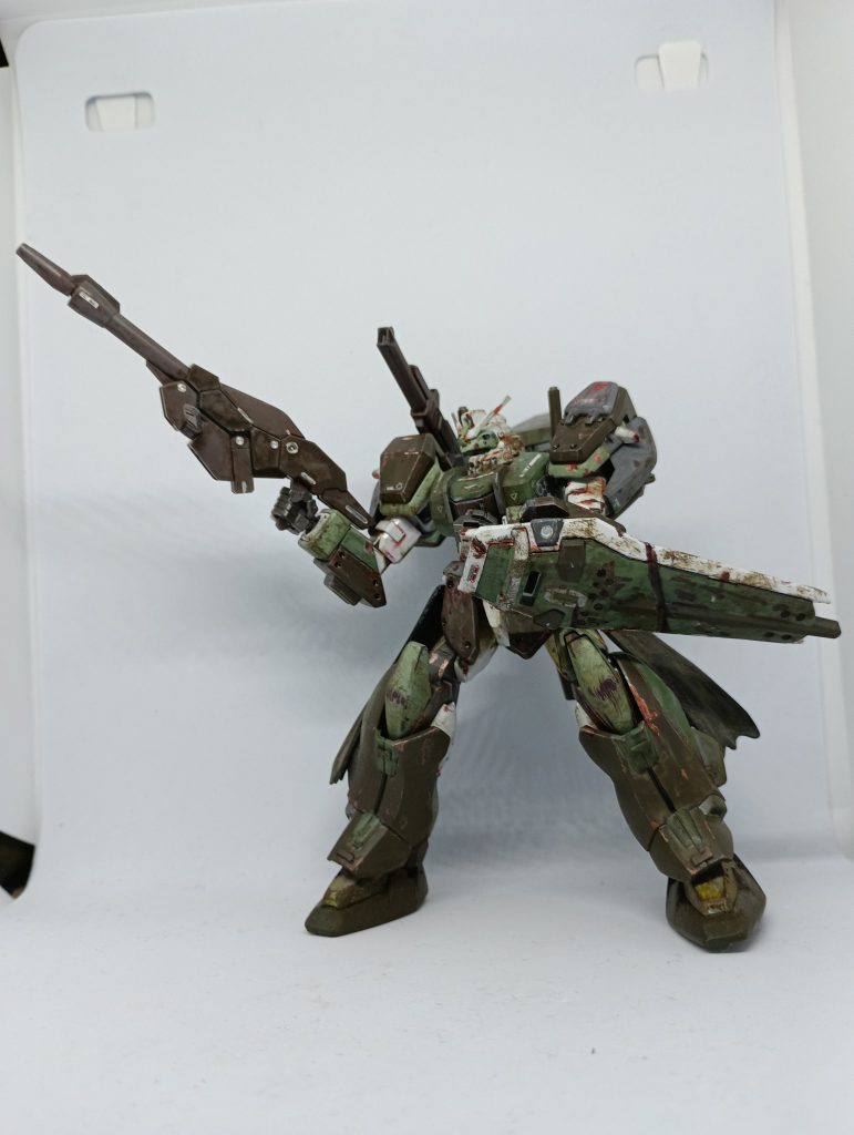 将校「大変です閣下！不意をつかれ前線が後退してます！！」イザーク「なにぃ！？使えるモビルスーツは！？」整備班「今、残ってるのはコレを含めて3機ほど」イザーク「最新の量産機か！ならb」将校「あ、距離があるのでコレをお使いください」