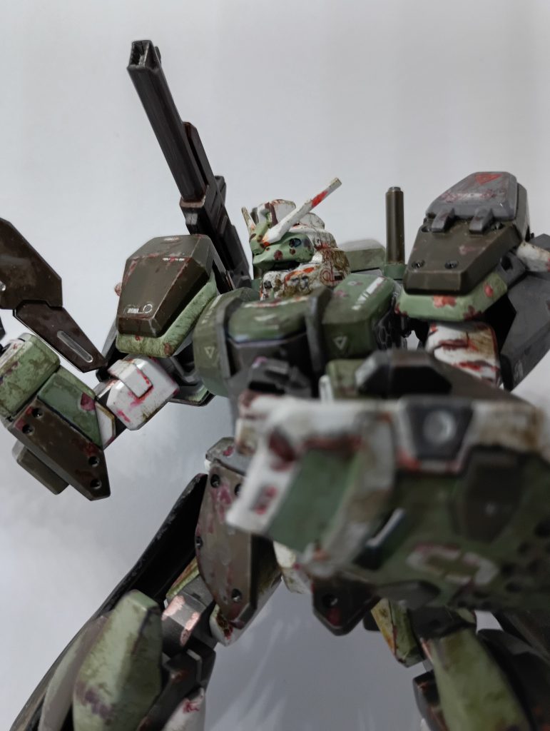 イザーク「イザークで良い。前線から退いて久しいしな。なに、争い止まぬ前線の状況をこの目で見に来たまでの事。それよりもだ……」