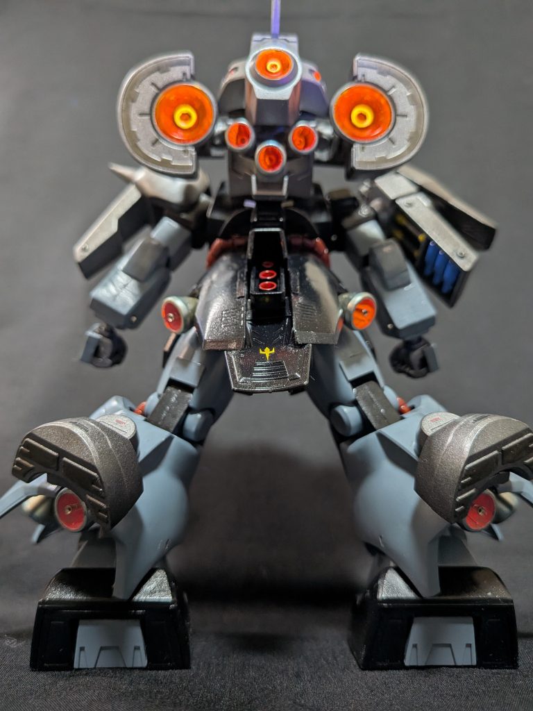 背面、バーニア部にディランザのかかと、ふくらはぎにつま先をミックスして高機動型といたしました。バーニア内部はDspiaeの蛍光ペンで塗装、一部金属パーツも使用しています。