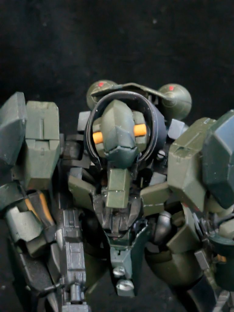 武器のショットガンを構える為にフレームの肩関節を可動できるようにしてあります