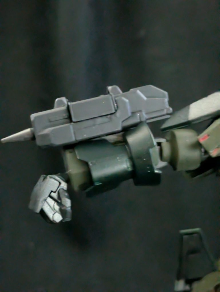 両腕にパイルバンカーを装備基部が前に出て相手に刺す→バンカー射出のイメージで作成しましたパイルバンカーは一番くじガンプラのオプションパーツを加工して作ってます