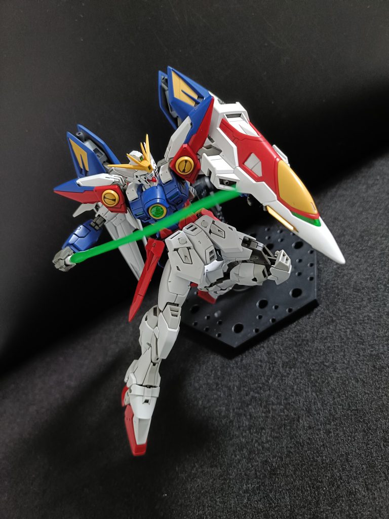 HGを作ったことがありますが、比較すると別次元の格好良さ！塗り分け不要で全色再現できるとは、感動です！久しぶりのRGで、パーツ細かすぎ＆嵌め合いキツ過ぎるところをちょいちょい破損させました…