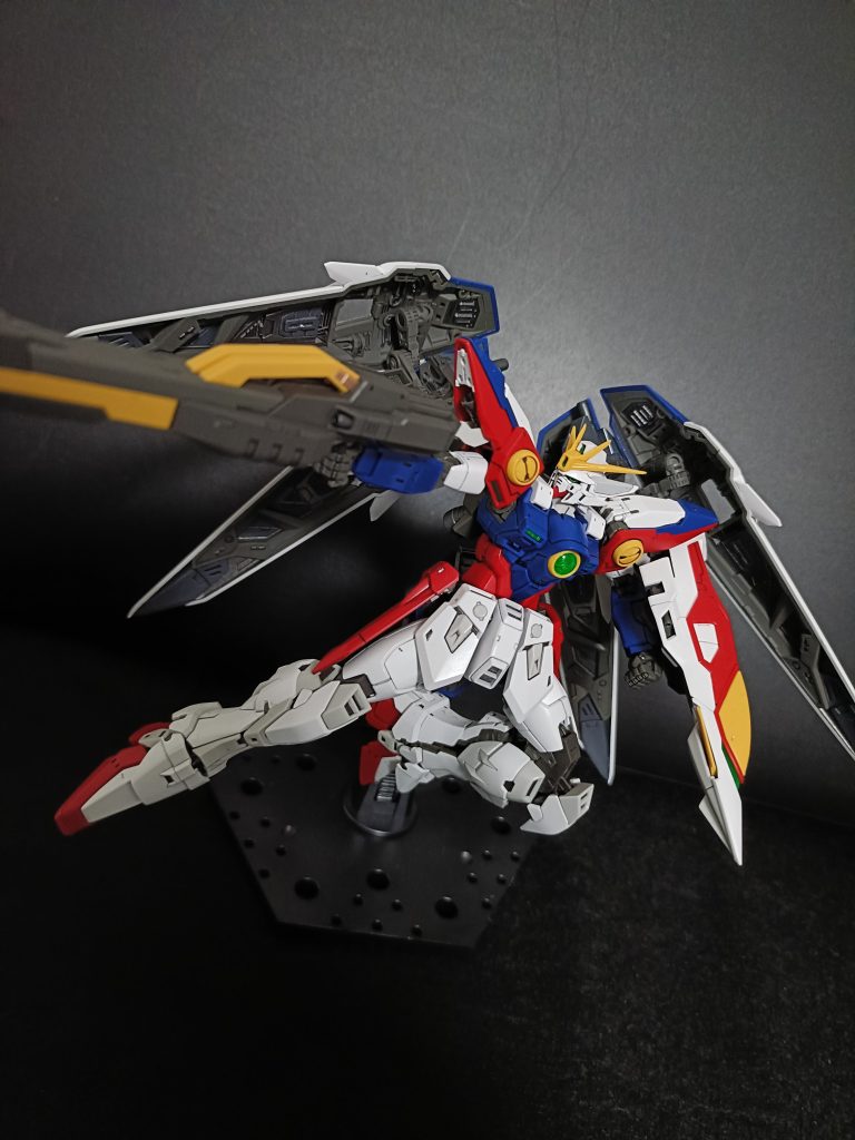 ウイングの動きの自由度が半端ないです。動きすぎて角度決まりませんが…笑裏面の塗り分けに力を入れました。ファントムグレーとガンメタにて。真っ白よりメカニカル感が増して満足。ウイングバルカン？も白だと浮く気がしたので、プライトガンメタとガンメタで塗装。