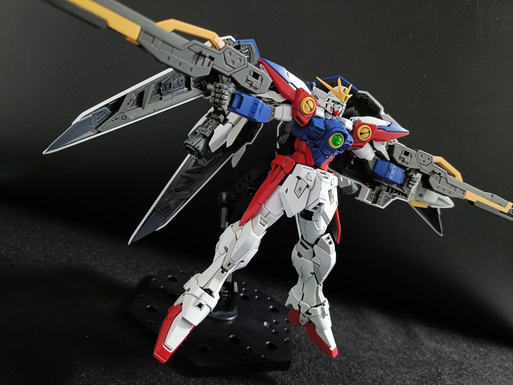 太もものグレーはホワイトに、耳、ウイング表面の先端、股間のダクト内側はグレーに塗装。缶スプレーだと色を合わせきれず、エアブラシが欲しくなるところ…