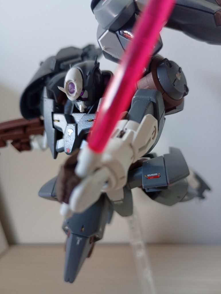 顔のシルエットは少しガンダムに寄せてみました。