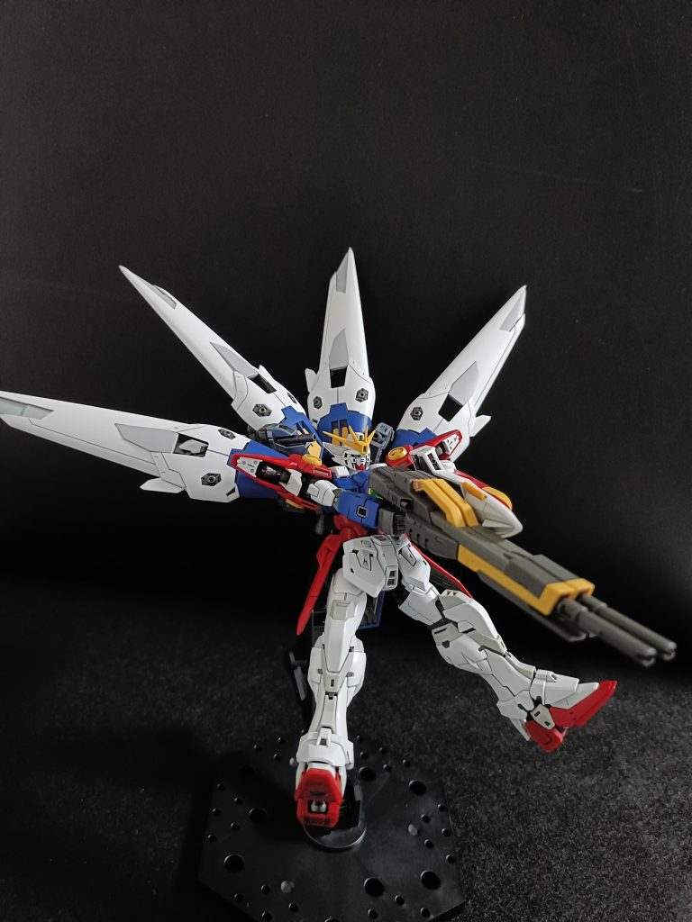 ツインバスターライフル両手持ちも難なく決まります。シールド取り付け部が角度変えられて、ライフルに沿わせて装着できるのにも感動！