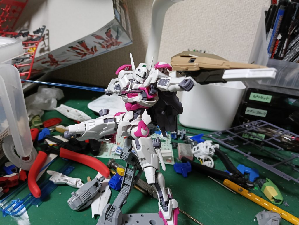 ここまで見て頂きありがとうございました。いや〜今回のガンプラも大変でした。特に塗装がたいへんでしたが、カッコよく作れたと思います。白い悪魔というイメージで作ったので後悔のないのができたと思います。これからもよろしくお願いします。