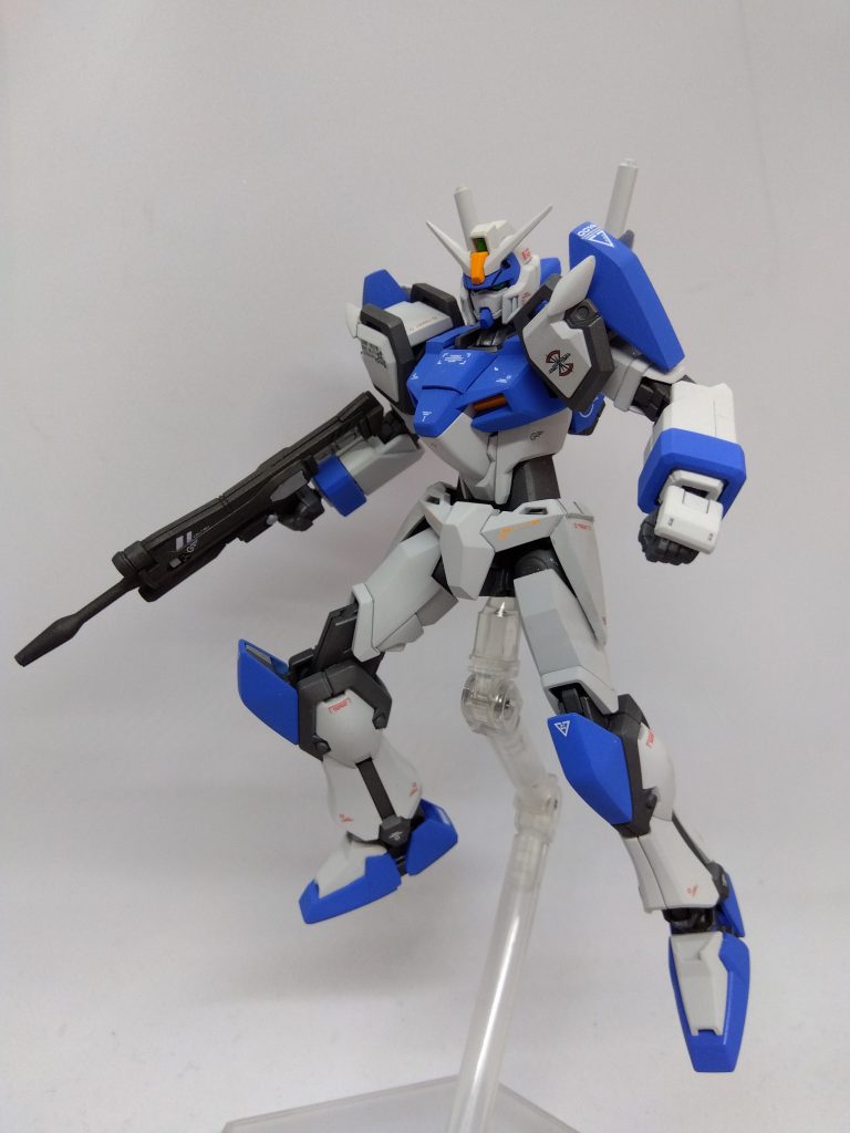 肩アーマーが干渉するせいでアニメOPみたいに大胆なポーズが取れないので控えめに。