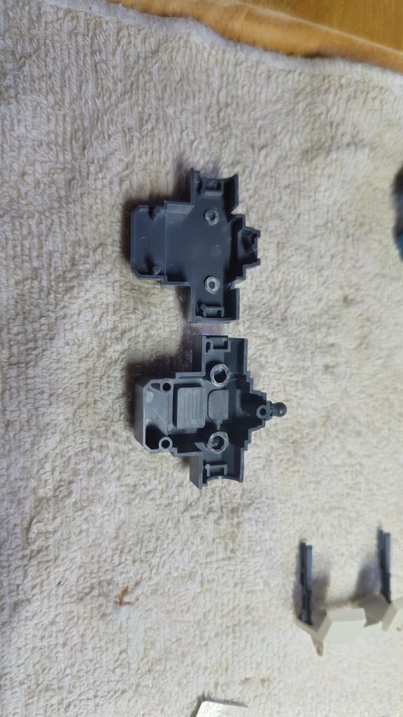 胸部内部フレームです。左右ダボ軸部分を2mm詰めます。付けたあとポリキャップが干渉するので、削っておきます。