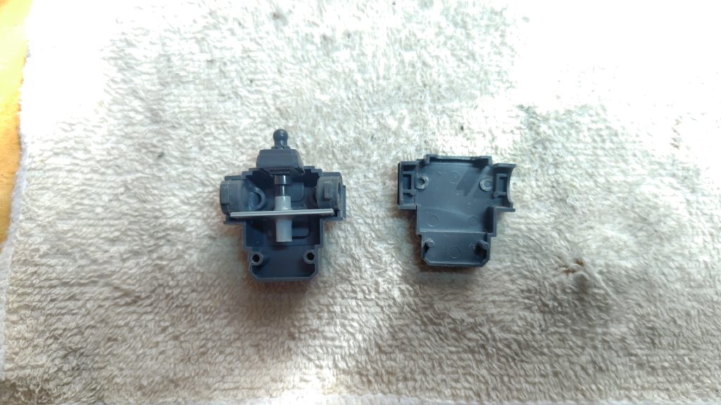 首根元をタガネで彫り込み、エナメル割り！してます。可動軸は、市販のボールジョイントパーツを1mmプラ板と組み合わせて瞬間接着剤で取り付けました。