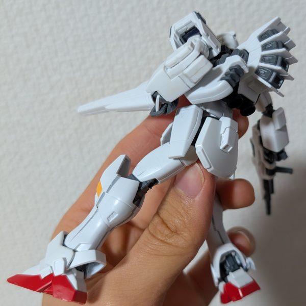 複数建造されたF91のうち、月面と木星支社にて研究試料として保管されていた同機のオーバーホールと機器更新も兼ねた大規模改修仕様。次期F9シリーズのパーツがふんだんに使われており、フレーム単位で更新された恩恵で後のF97をも超える最大性能に耐えうる強度を誇っている。また、本機のバイオコンピュータは最大性能を引き出す必要があるかの判断と確認を行い、更にそれを制御可能なNTが搭乗していると確認した場合にのみ真の力を発揮する。なお、オーバーホールによる冷却機構の改良によりM.E.P.E.は起きなくなっているものの、マスクを開き冷却触媒を排出する機構は残されている。的な俺設定です。思いのほかクロスボーンガンダム要素が多くなりましたね笑(3枚目)