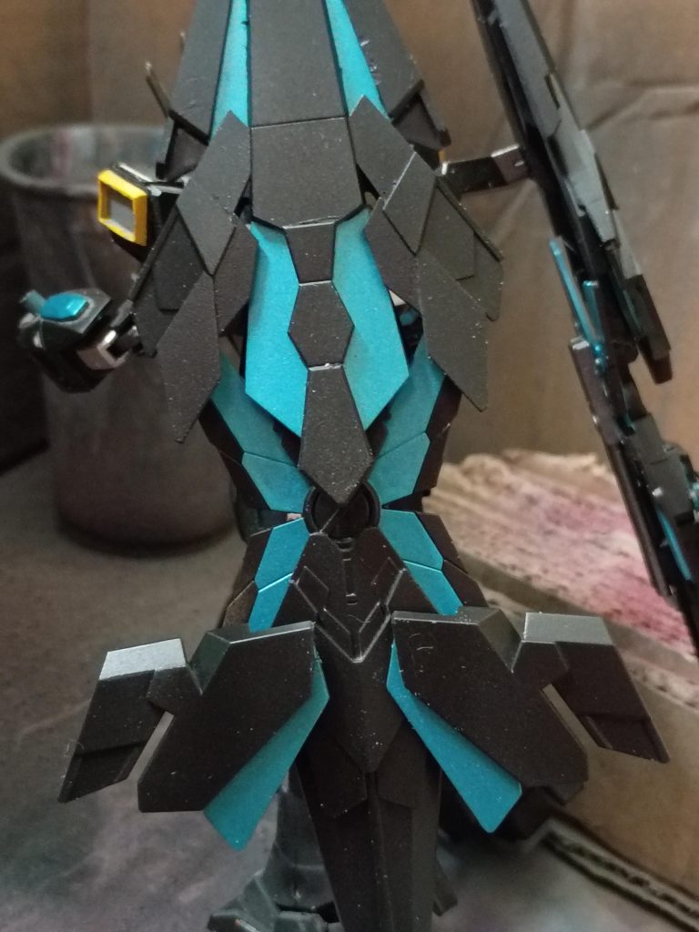 塗装レシピは、サイコフレームにMr.ホビーのグロスブラックとメタリックブルーグリーンを使用しました。