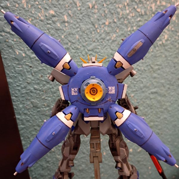 旧HGドレッドノートガンダムのバックパックを改造しました。ペグと大型スラスターを追加することで、ストライクガンダムとの互換性を持たせました。ビーム砲身はすべて金属管製で、各ドラグーン側面の小型バーニアも同様です。（2枚目）