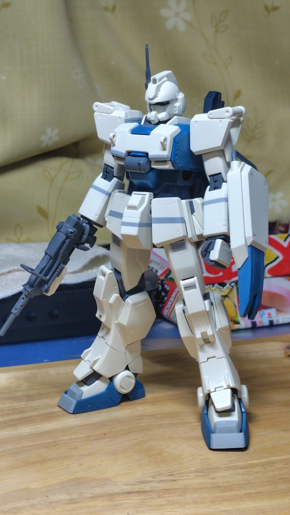 一通りスタイル改修が終わったらところです。頭　チンガードの取り付け位置を上に詰め、頬のしたを削り小顔に見えるようにしました。首　切り離し可動軸追加胸　左右2mm詰めました。腰　左右2mm詰めました。サイドアーマー　積めた分ハの字に開くので、下半分　　　を薄く削りましたフロントアーマー2mm延長前腕2mm延長太ももの内部フレーム露出部を2mm切断し0.3mmプラ板で穴を塞ぎ、フレームの開いた部分は1mmプラ板で継ぎ足しました。各部ディテールの掘り直しとスジボリ追加