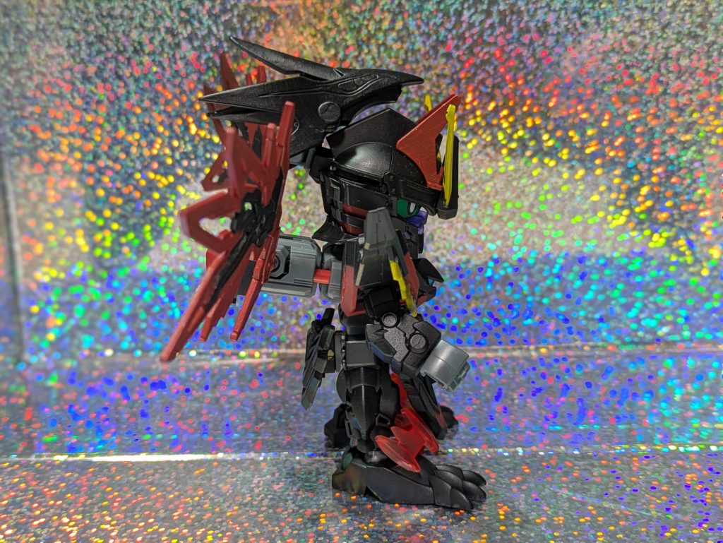 バックパックは,別の胴体部をランナーで接続。翼を開いた後,後頭部に干渉せずに他の機体を乗せることできるようにしています。乗り手は原作通りなのですが,機体のイメージがまとまらないまま現在に至ります。